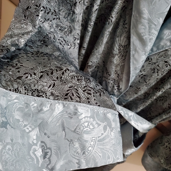 Victoria's Secret Robe - Picture 3 of 8